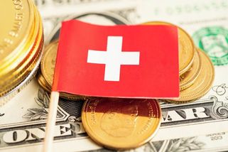 Padající dolar pomáhá nejen zlatu. Investoři věří i švýcarskému franku - Novinky